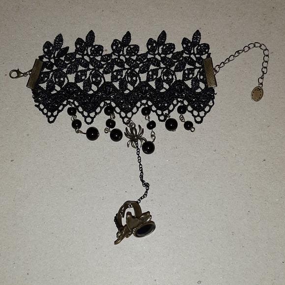 Lace cuff with spider on chain and ring - Picture 2 of 2